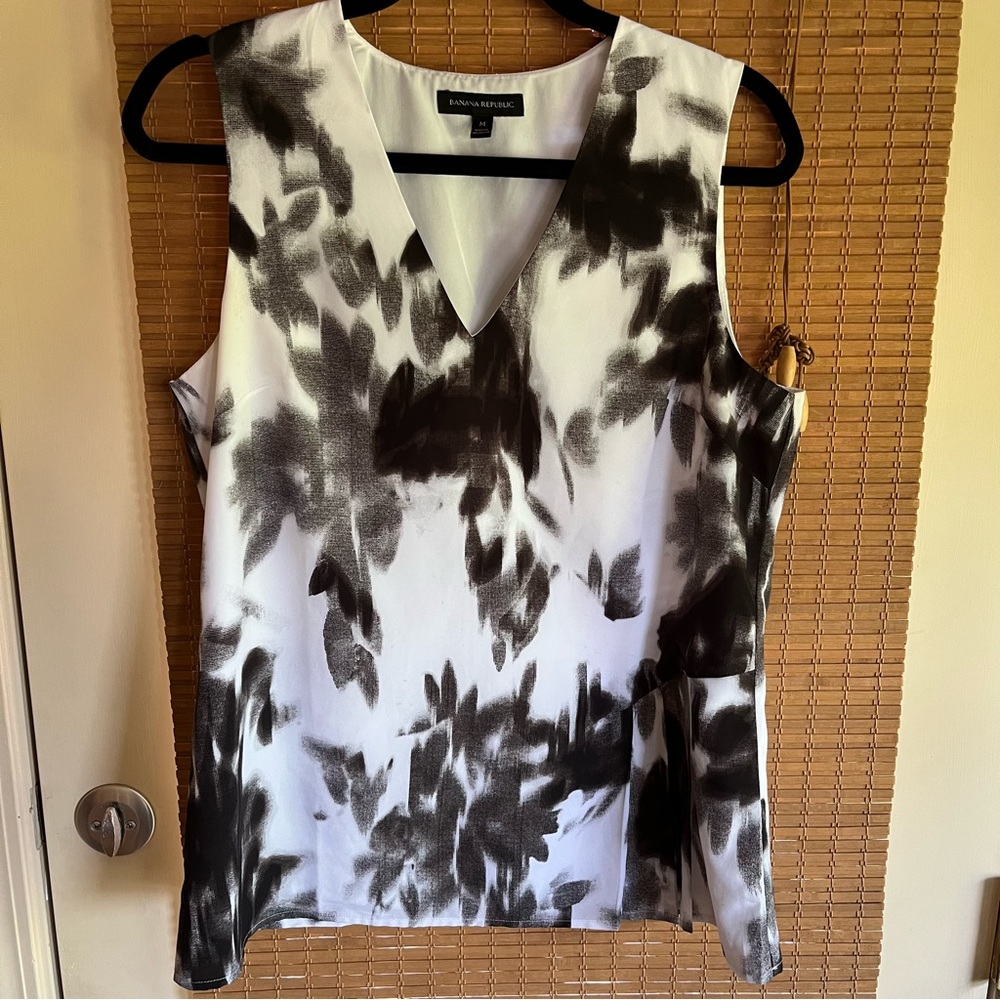 Banana Republic v neck floral blouse
